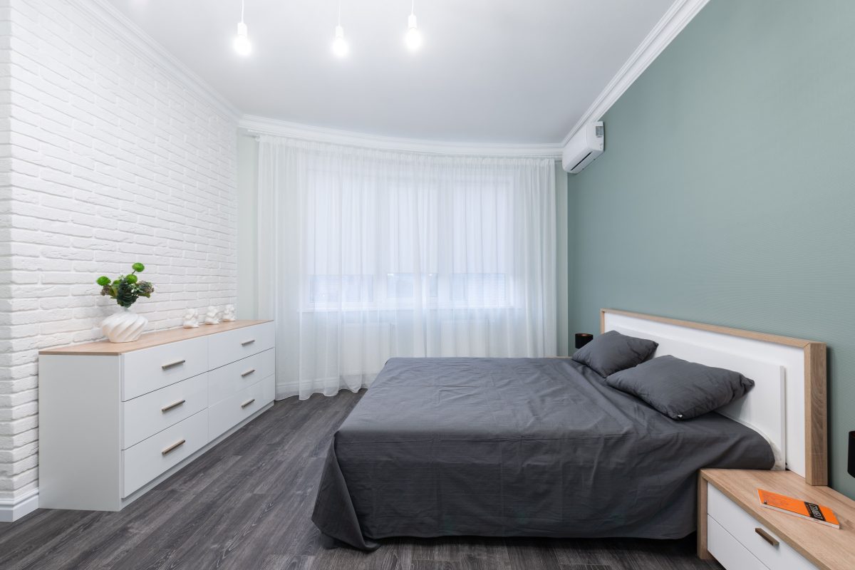 Commode blanche a tiroirs dans une chambre lumineuse
