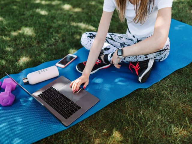 Créer une routine sportive à la maison qui tient dans le temps