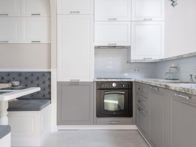 Comment repeindre un meuble ancien pour moderniser la cuisine