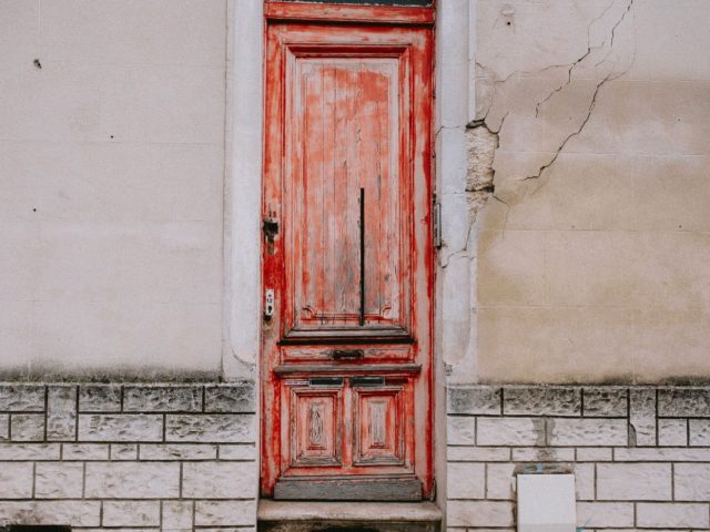 Réparer une charnière de porte qui grince