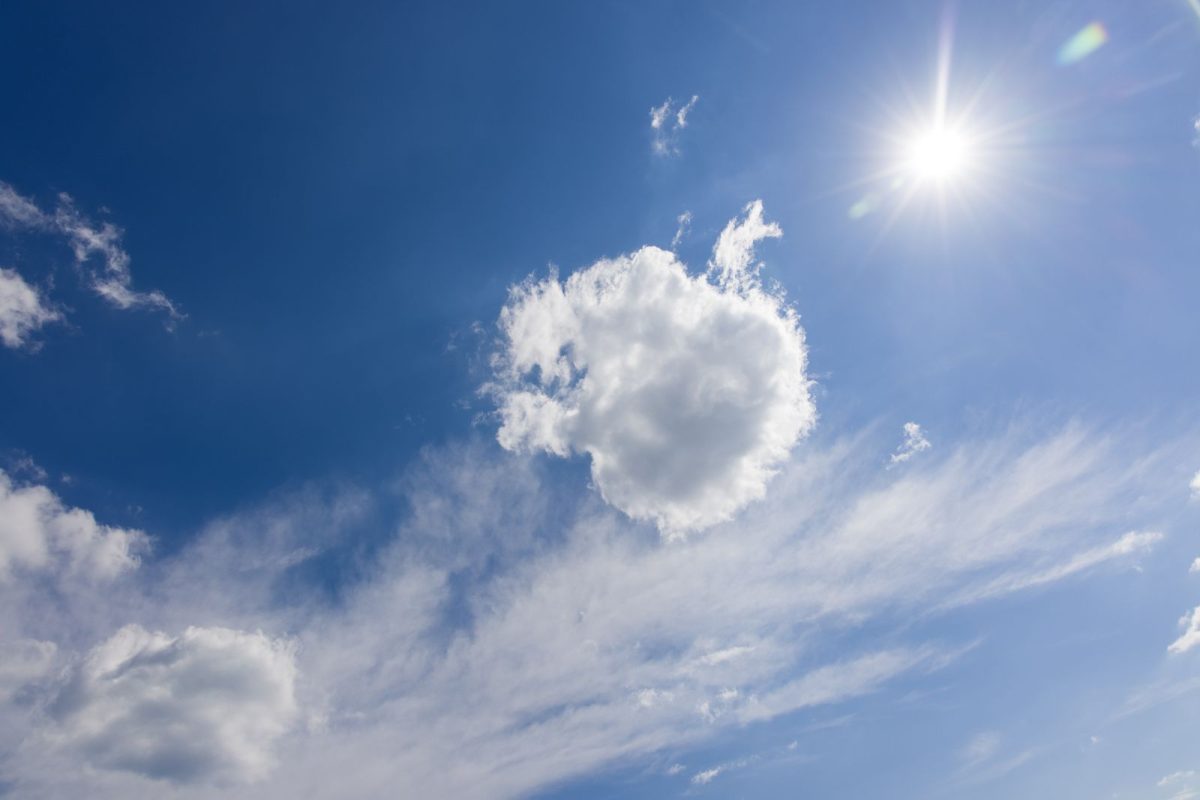 Soleil dans un ciel bleu, photo d’illustration de la chaleur