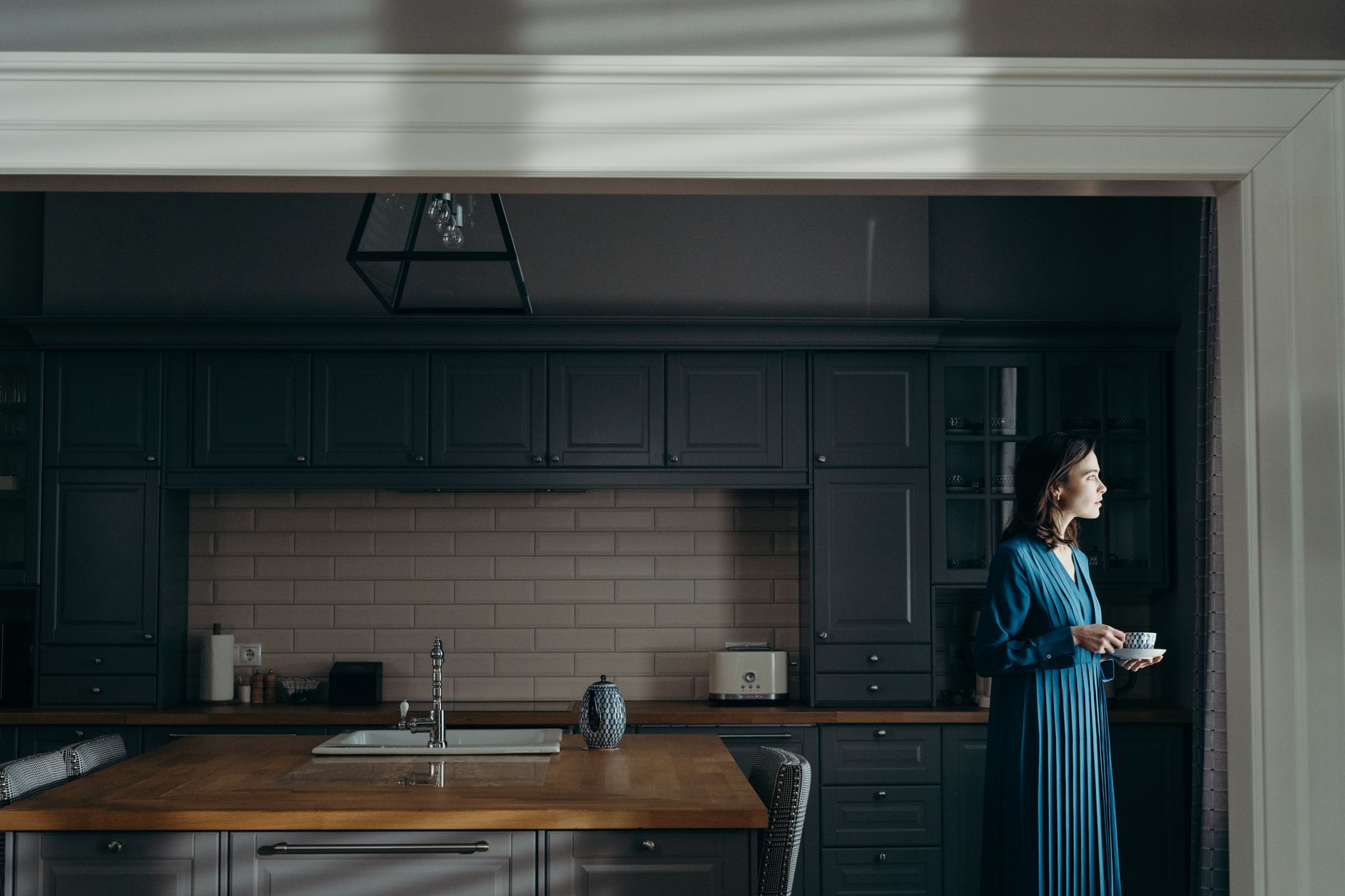 Comment repeindre un meuble ancien pour moderniser la cuisine