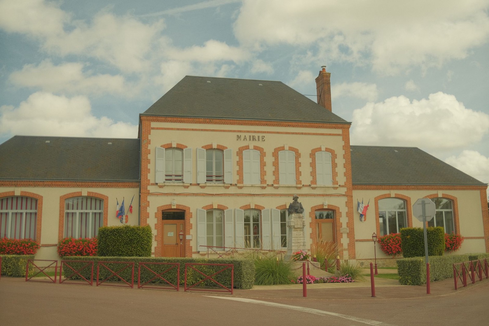 Guichet d'accueil administratif en mairie avec agent et usager