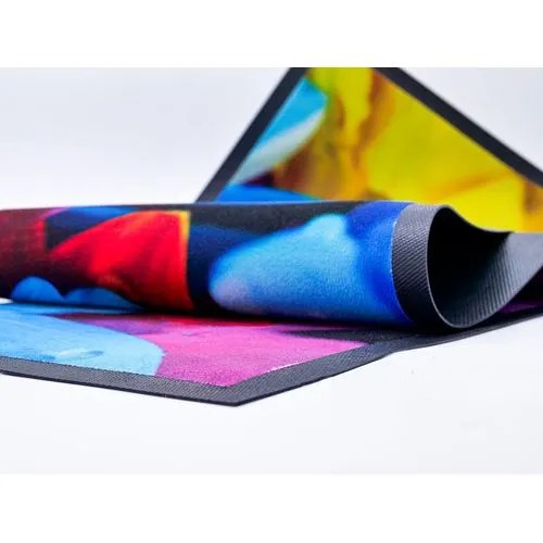 Tapis de comptoir personnalisé coloré en tissu enroulé sur fond blanc