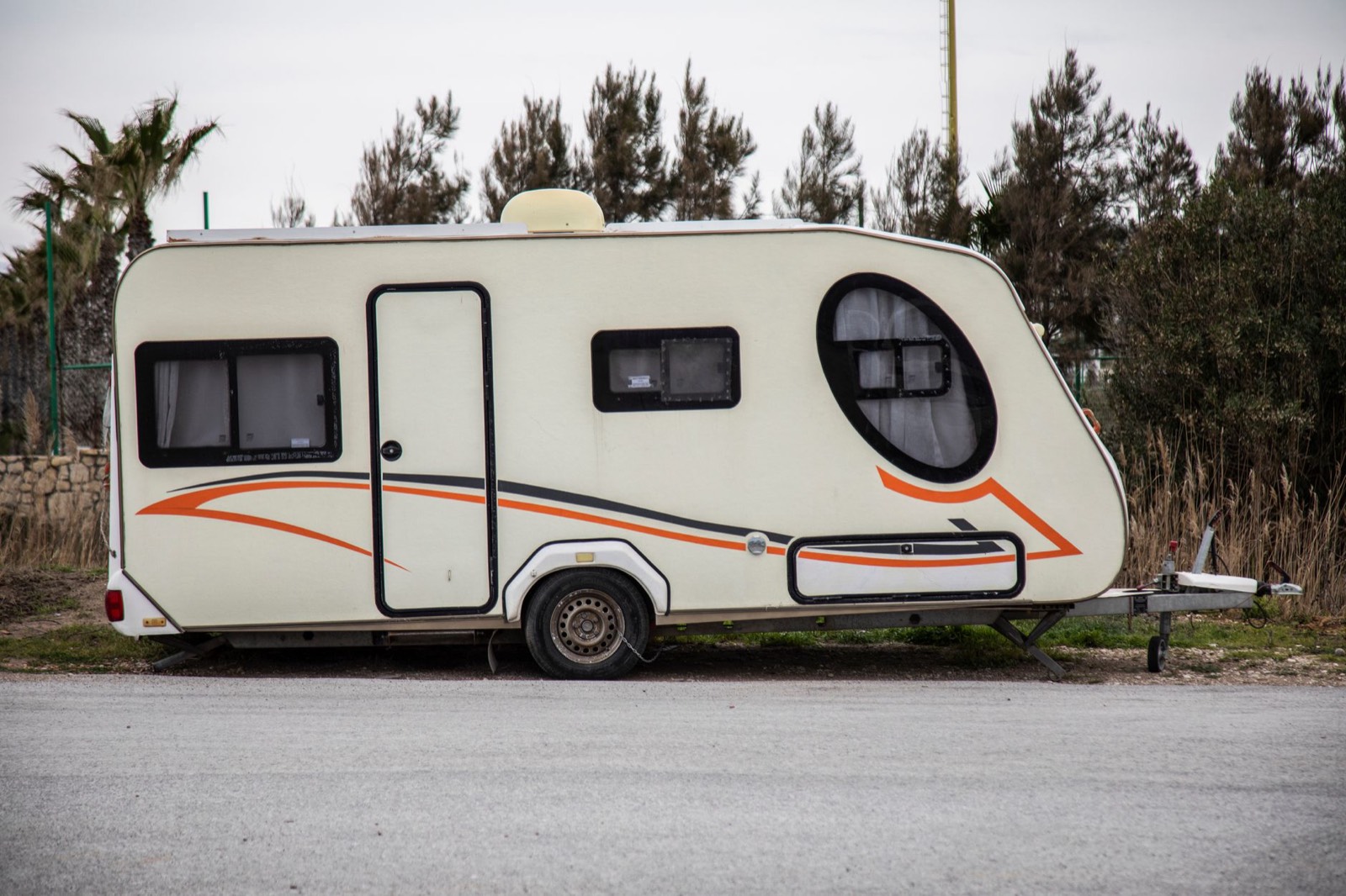 Boule d'attelage vue de près sous le pare-chocs arrière d'une voiture