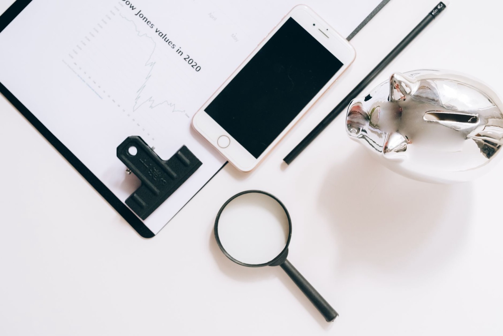 Personne vérifiant un achat en ligne avec une loupe sur smartphone