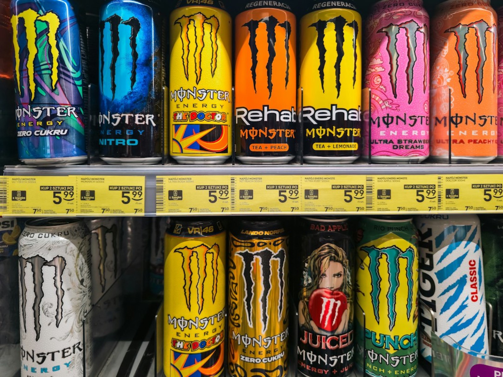 Canettes de boisson énergisante alignées avec étiquette nutritionnelle visible