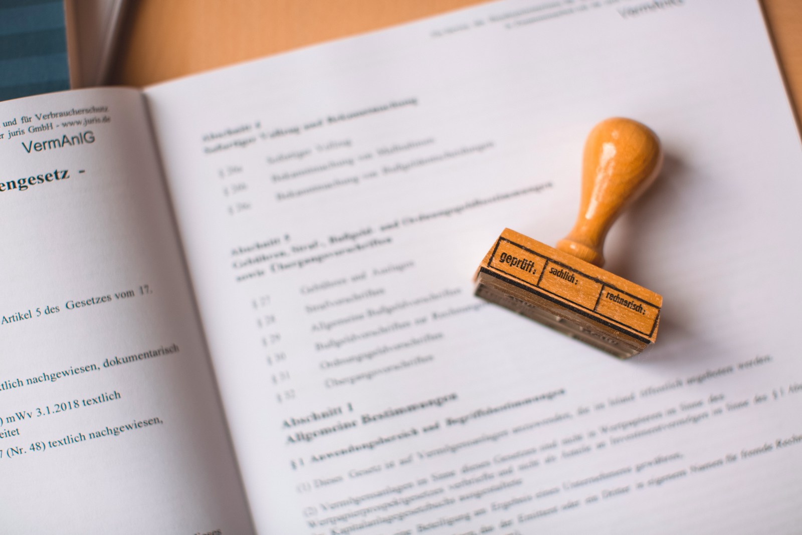 Tampon administratif apposé sur un document officiel avant sa traduction certifiée
