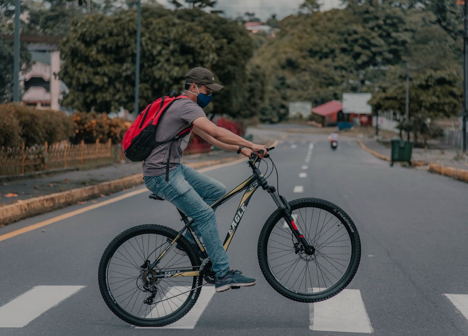 cycliste portant une casquette en coton dans une rue en ville