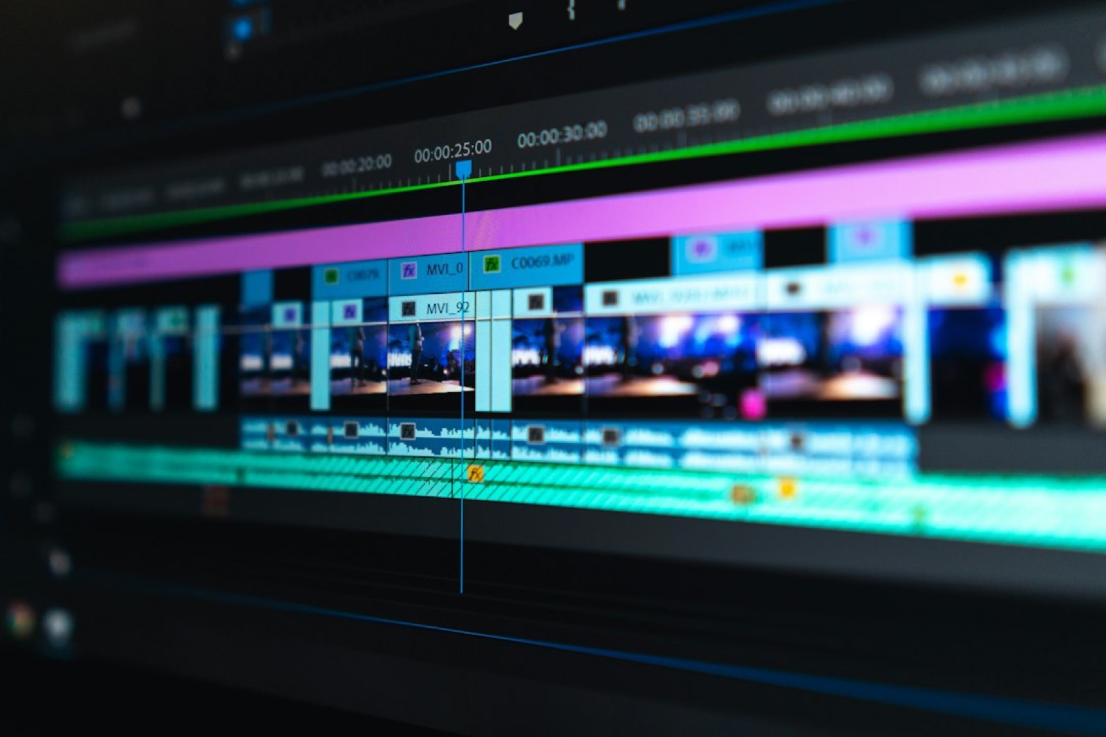 Écran d'ordinateur affichant un logiciel de montage vidéo avec une timeline de court métrage
