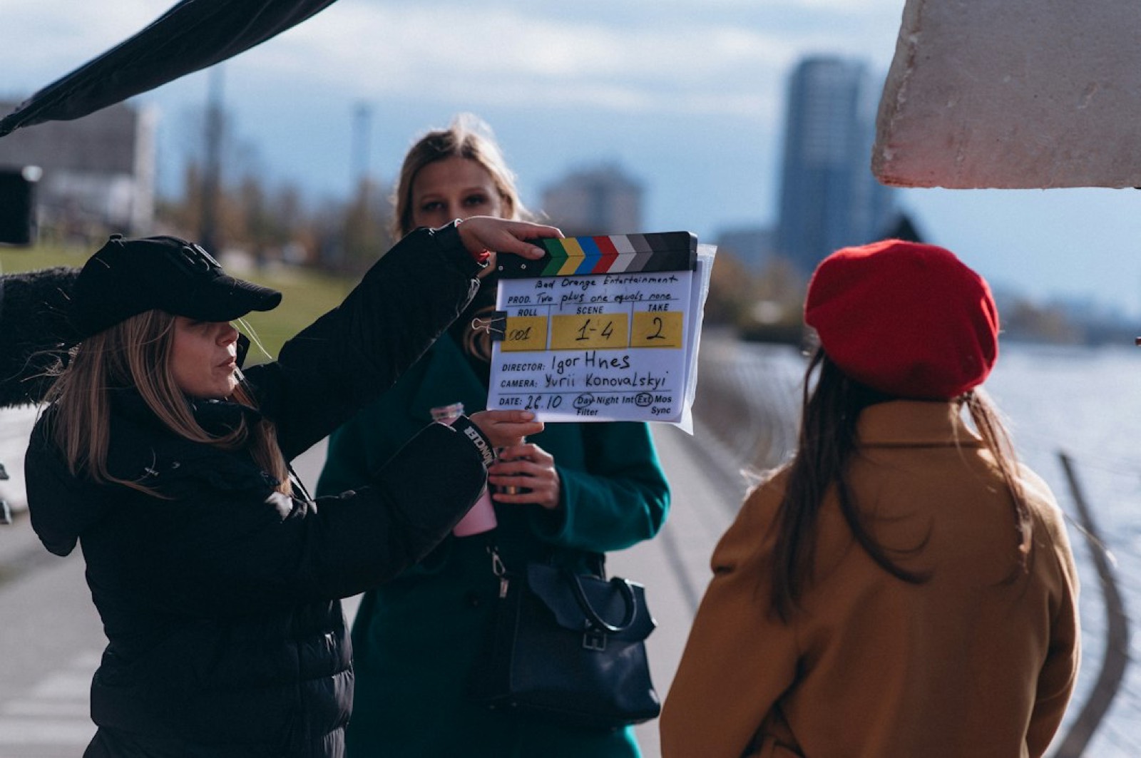 Clap de cinéma posé sur un plateau de tournage