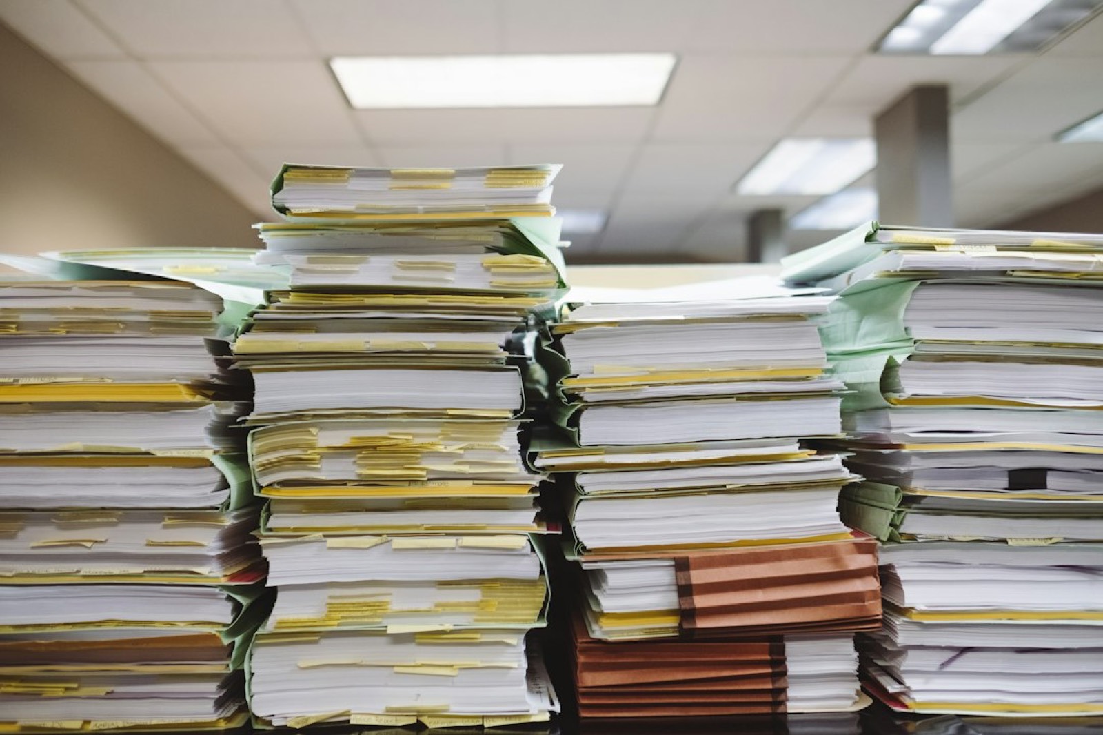 Dossier de location avec documents et traduction officielle posés sur un bureau