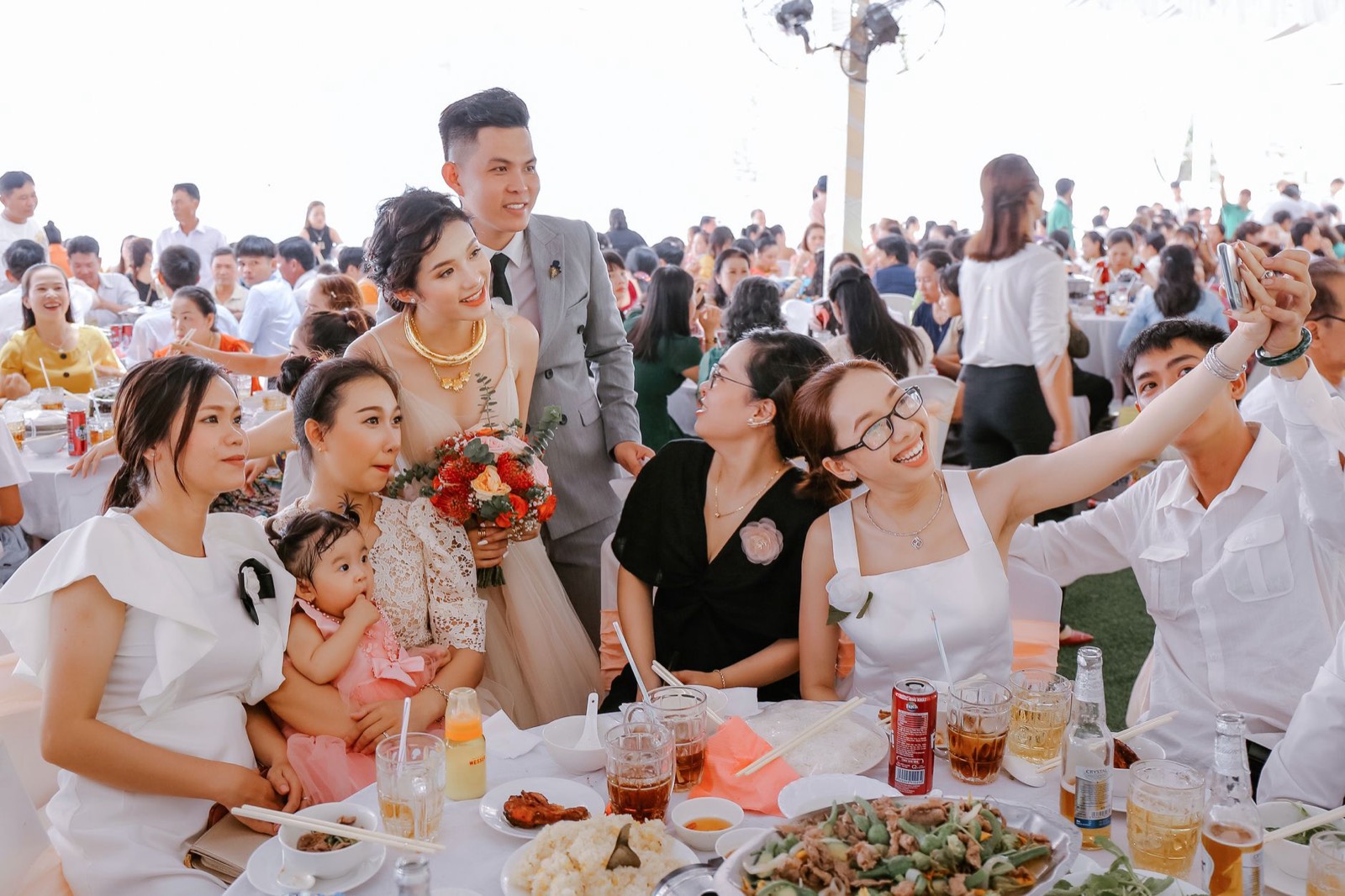 Un invité filme la réception de mariage avec son smartphone