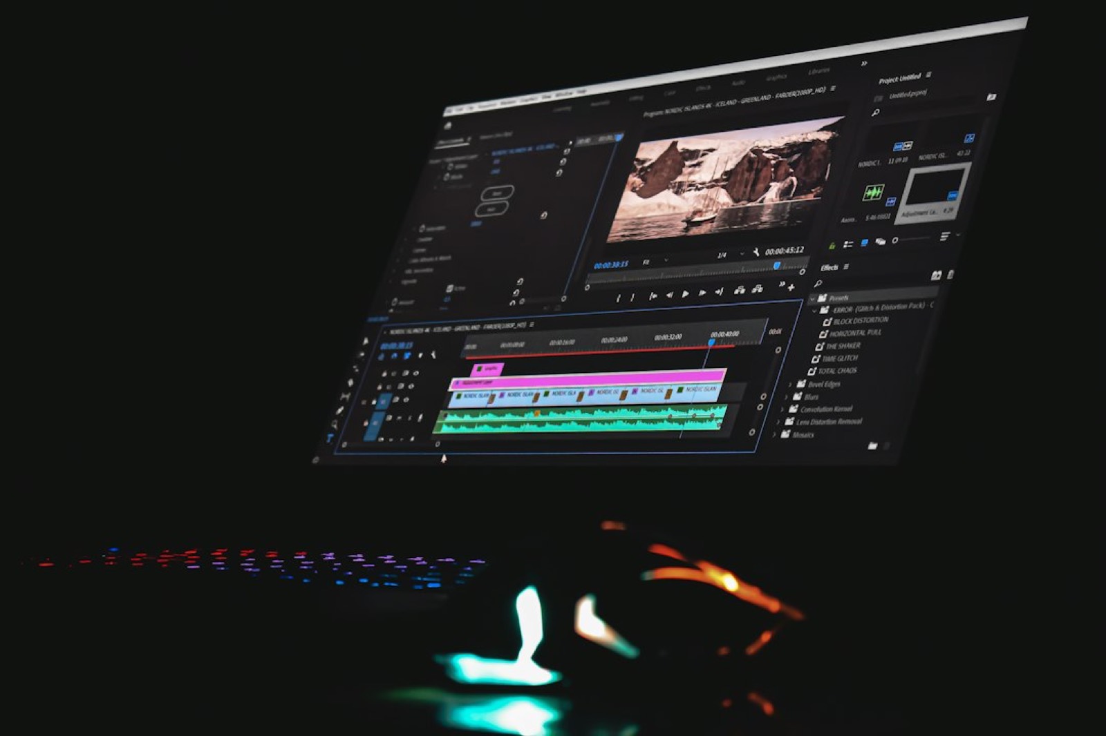 Écran de logiciel de montage vidéo avec la timeline d'un film