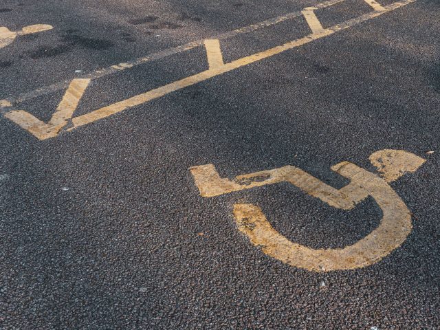 Accident à Quingey : un homme en fauteuil roulant victime d&rsquo;une négligence routière
