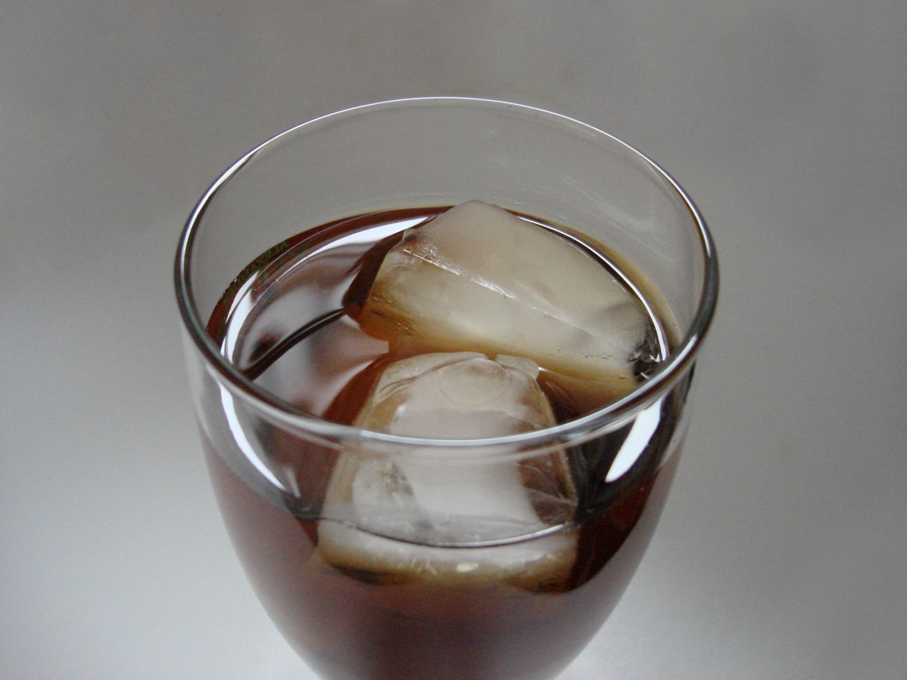 Verre de thé glacé avec des glaçons