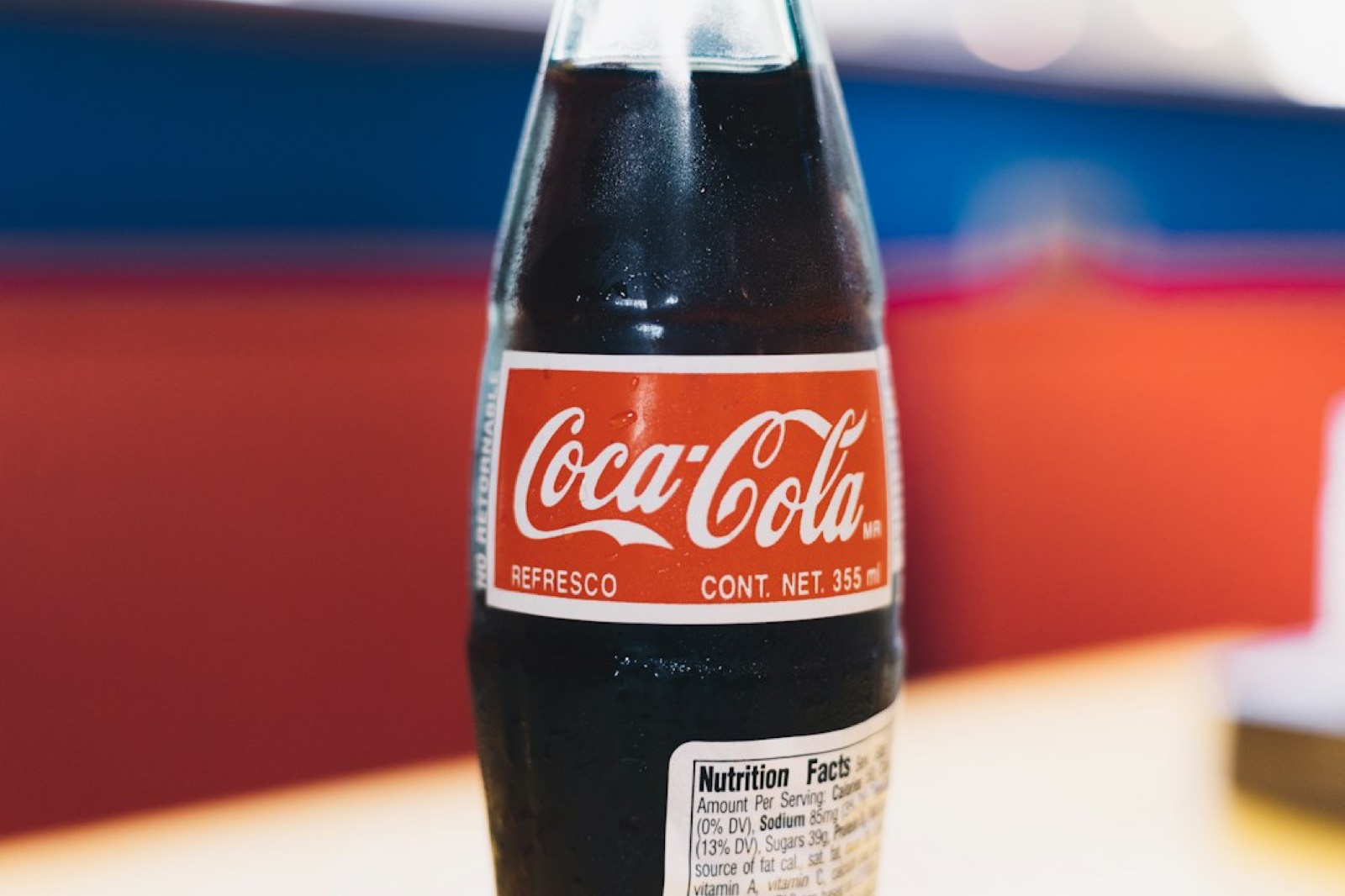Étiquette nutritionnelle indiquant la teneur en sucre d'une bouteille de soda