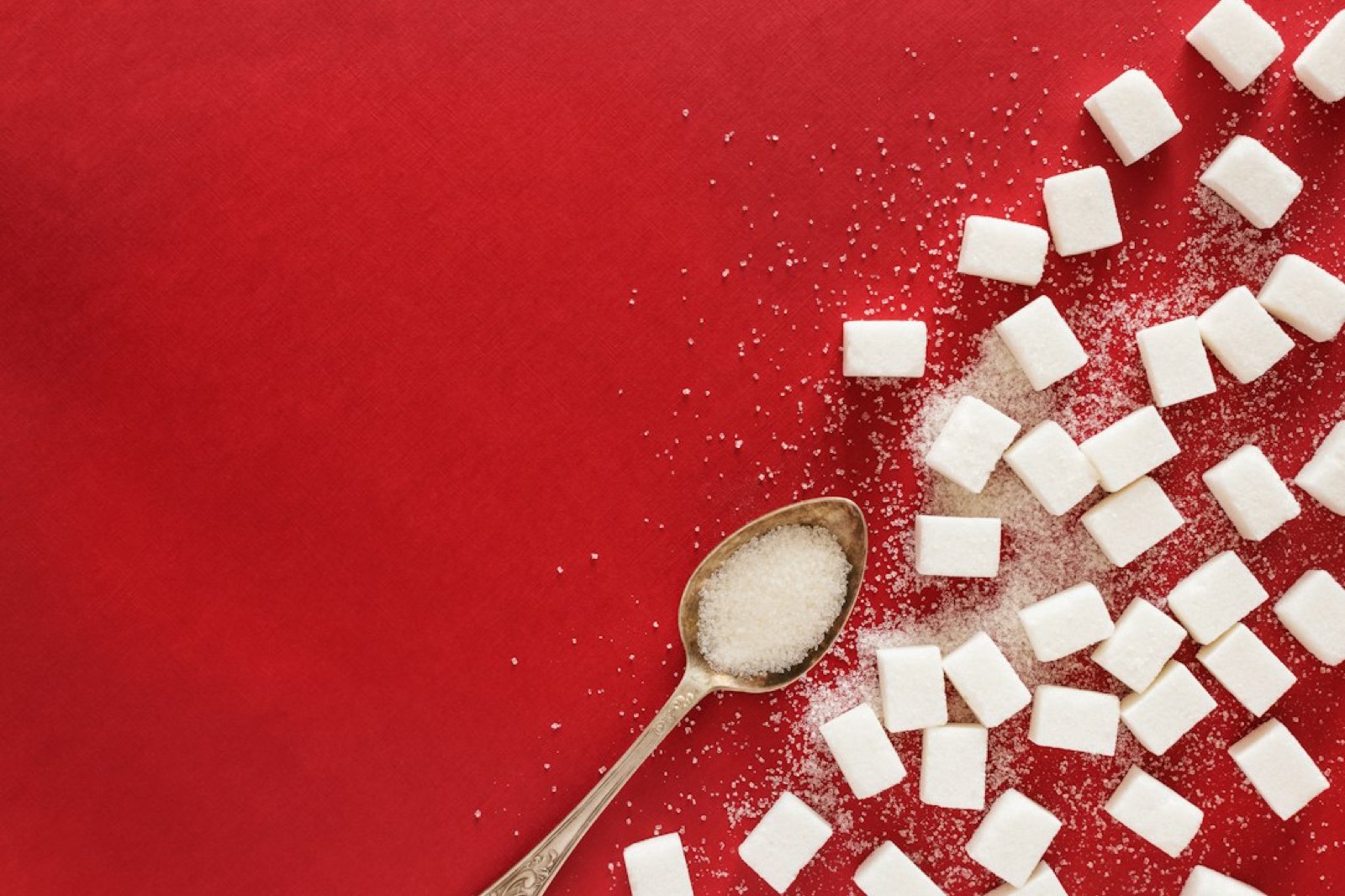 Étiquette nutritionnelle d'une canette montrant sucre et caféine
