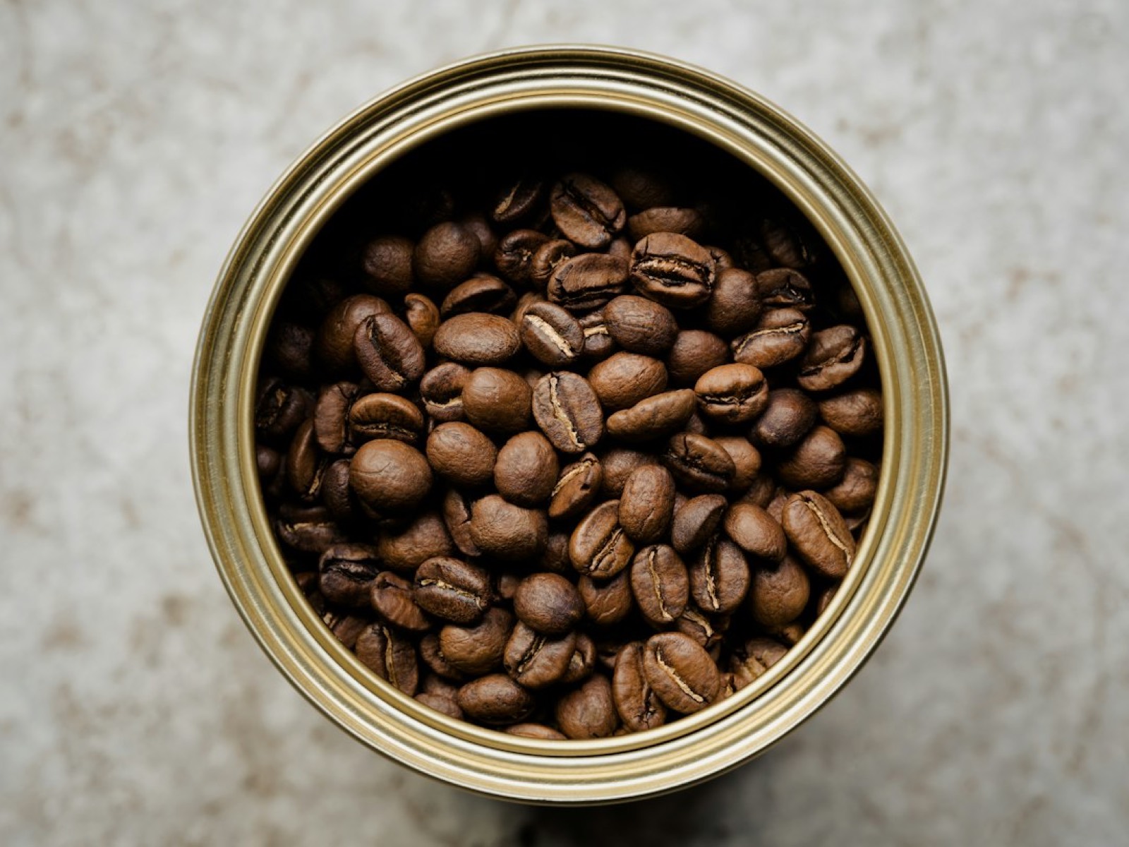 Étiquette nutritionnelle d'une boisson énergisante avec taux de caféine et de sucre