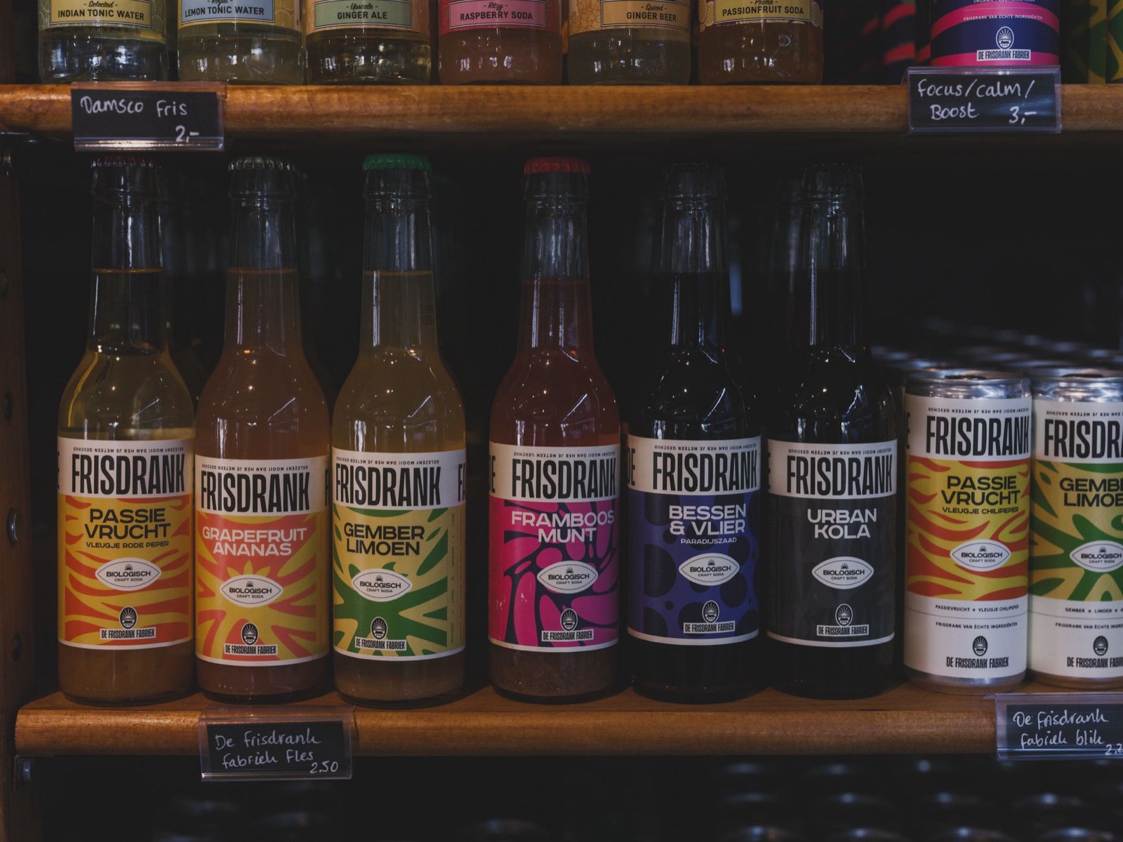Rayon de supermarché avec des bouteilles de sodas et leurs étiquettes de composition