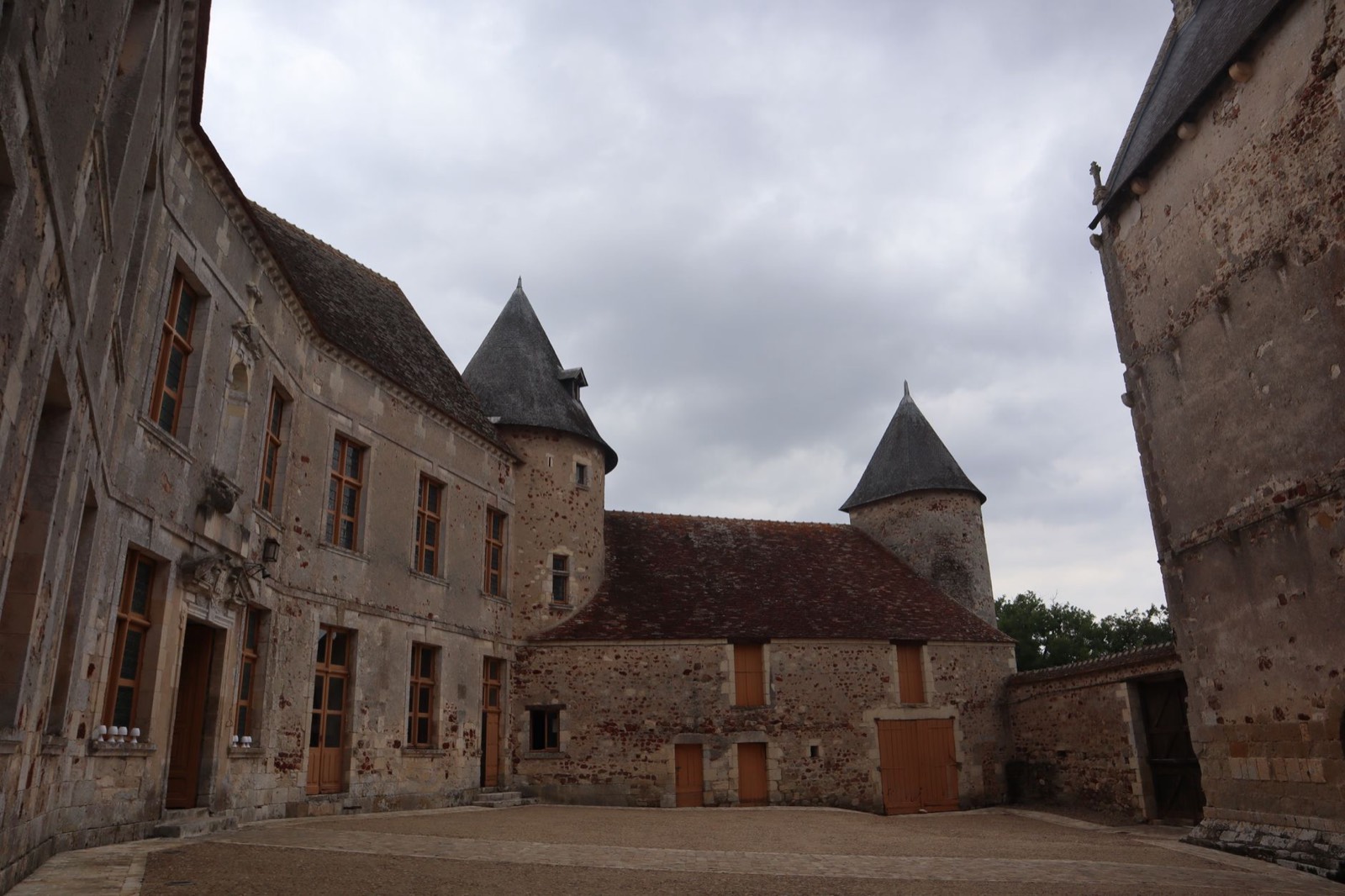 Cour d'un château franc-comtois utilisé comme décor de tournage