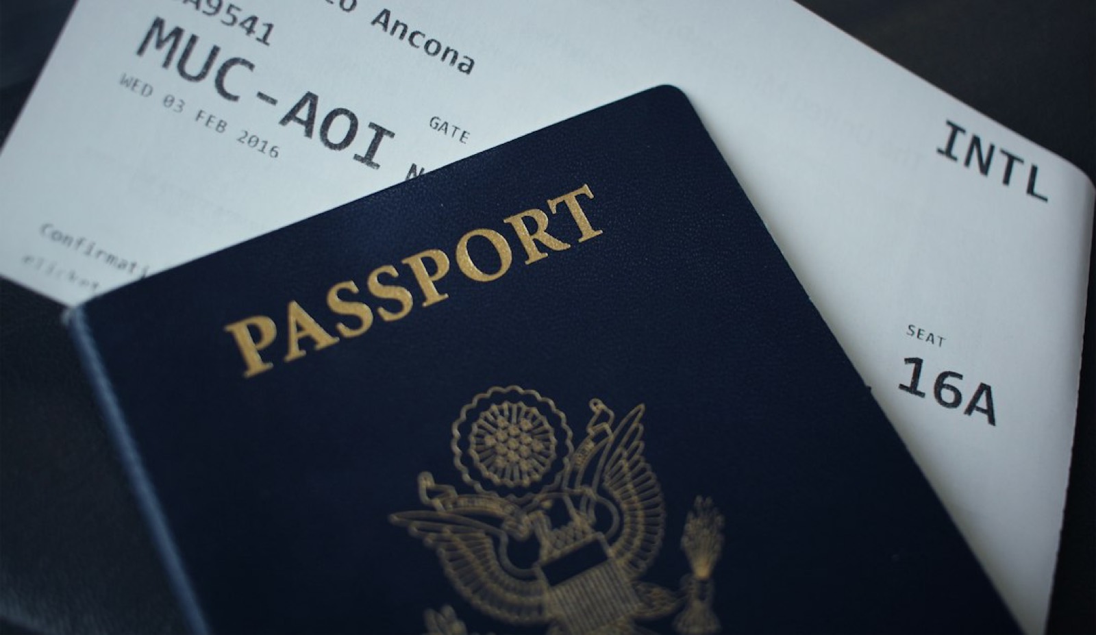 Pochette contenant un passeport et un permis de conduire étranger prêts pour un dossier administratif